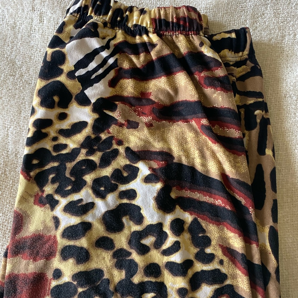 Animal 🦒 print leggings cute!